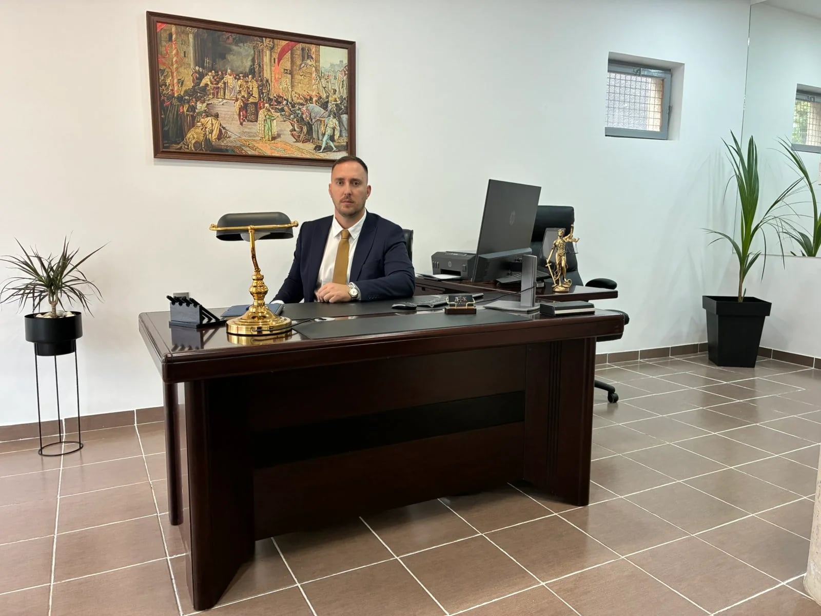 Адвокат Данило Касаловић за радним столом у својој канцеларији